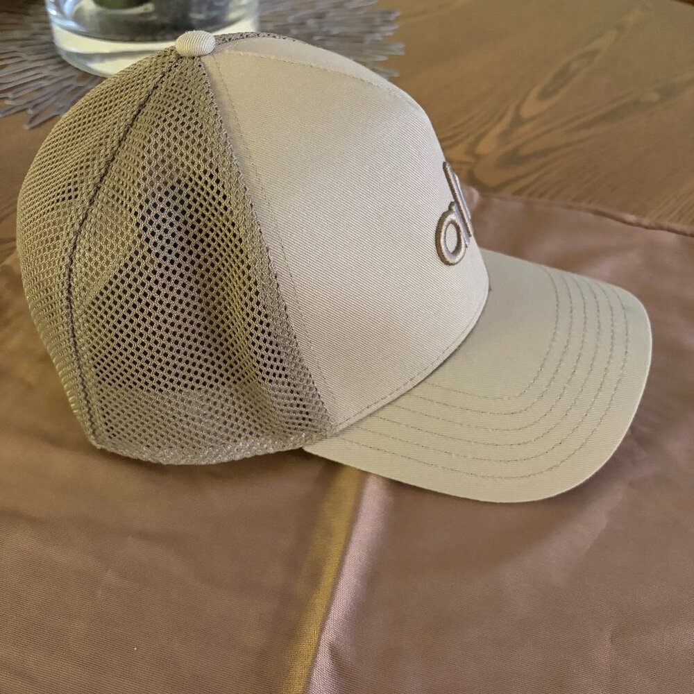 Alo Yoga District Trucker Hat in Gravel Color